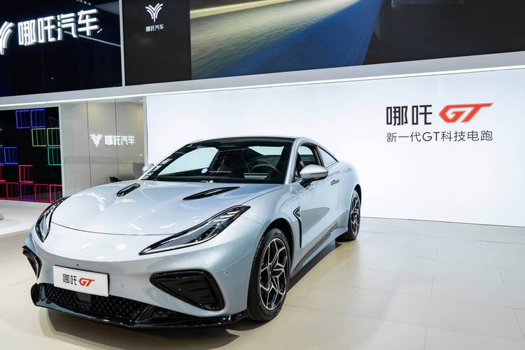 惠州111哪吒汽车在智能汽车领域的表现，领途汽车在新能源汽车市场中的影响力